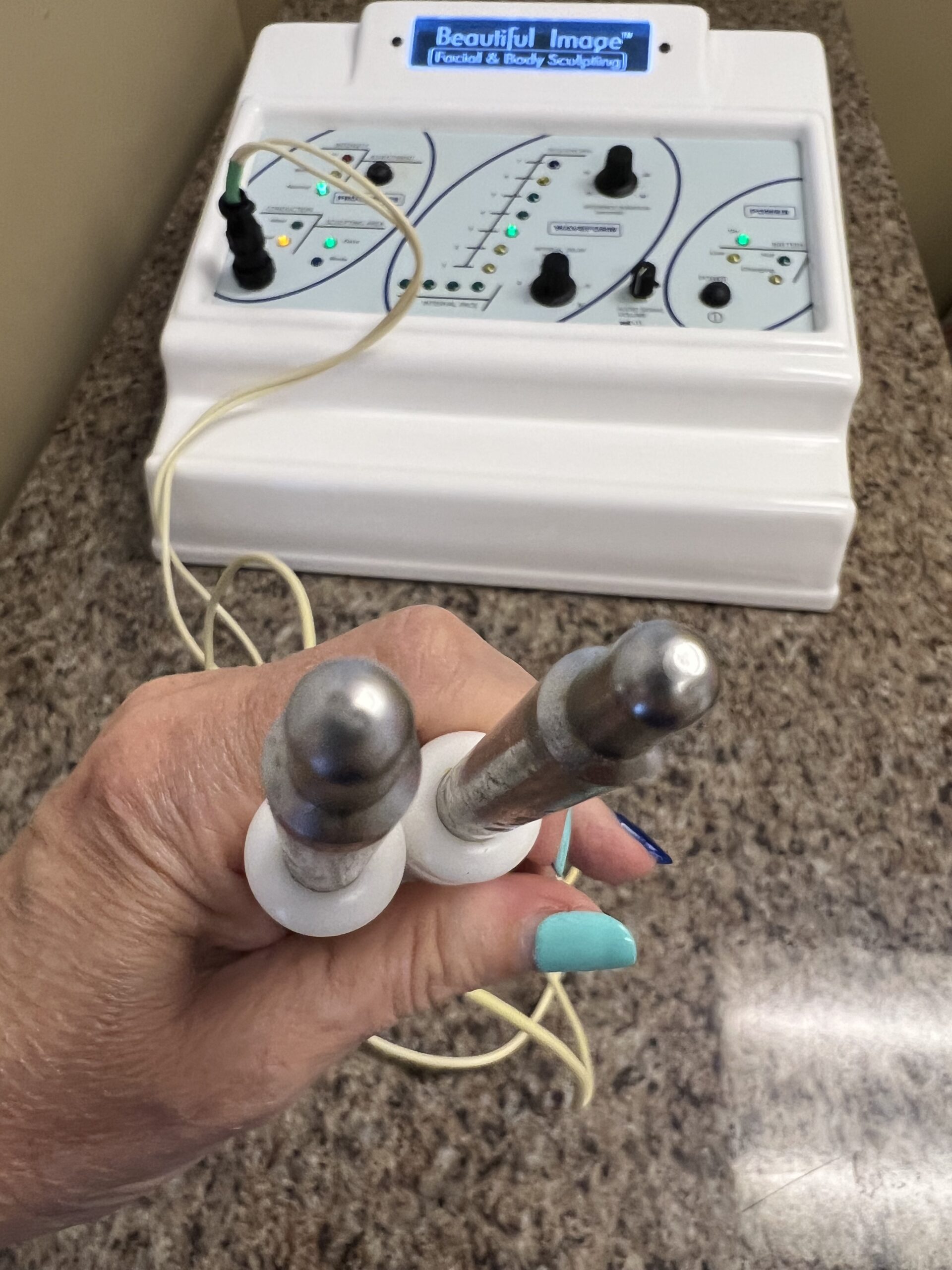 2009 Beautiful Image 900 Microcurrent with Face Handpiece & Body Handpiece - Skin Tightening, Wrinkle Reduction, Sculpting & Contouring - Like New, Perfect Condition - Includes Warranty & Shipping (km/sto)x - Image 9