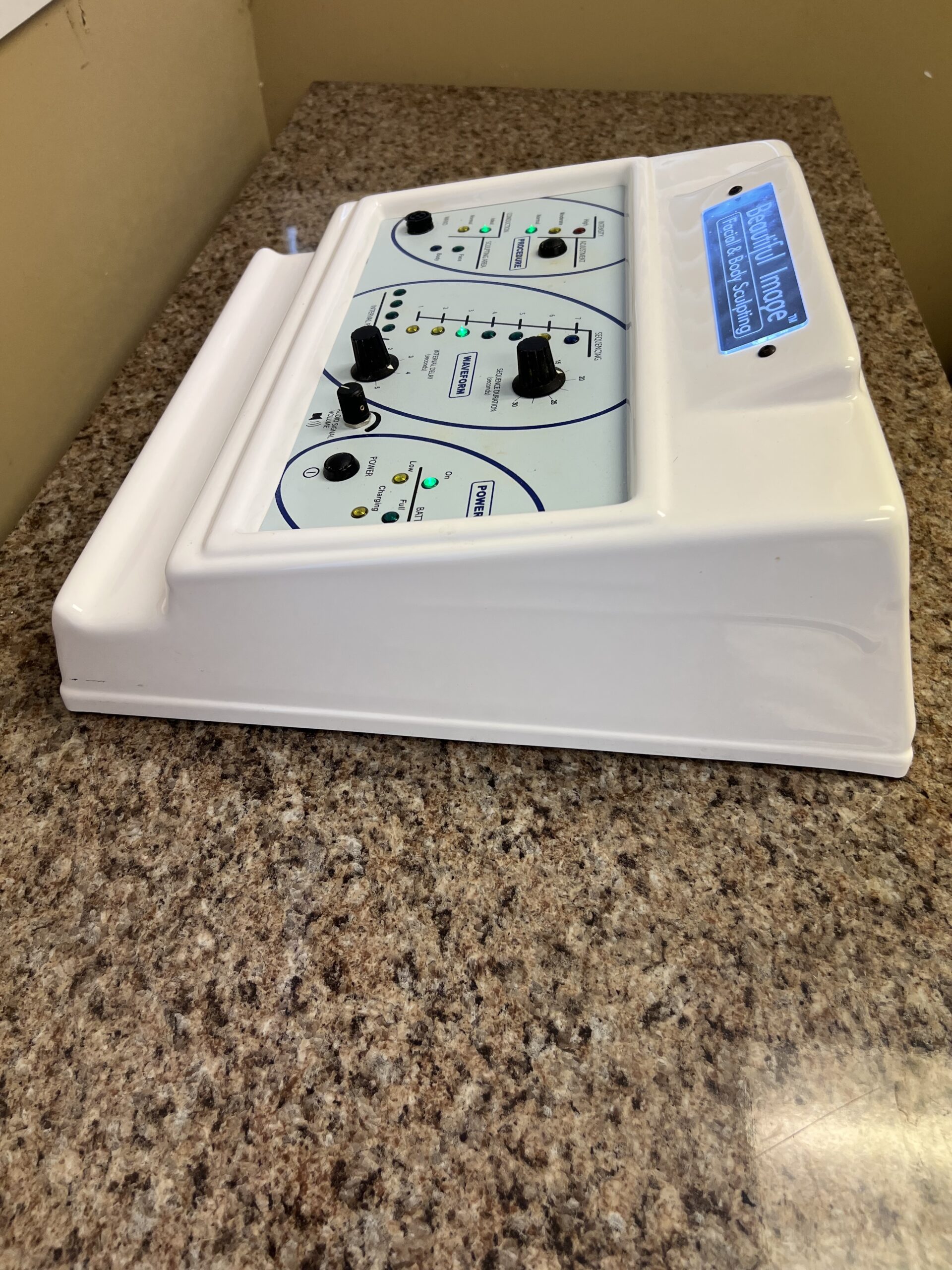 2009 Beautiful Image 900 Microcurrent with Face Handpiece & Body Handpiece - Skin Tightening, Wrinkle Reduction, Sculpting & Contouring - Like New, Perfect Condition - Includes Warranty & Shipping (km/sto)x - Image 4