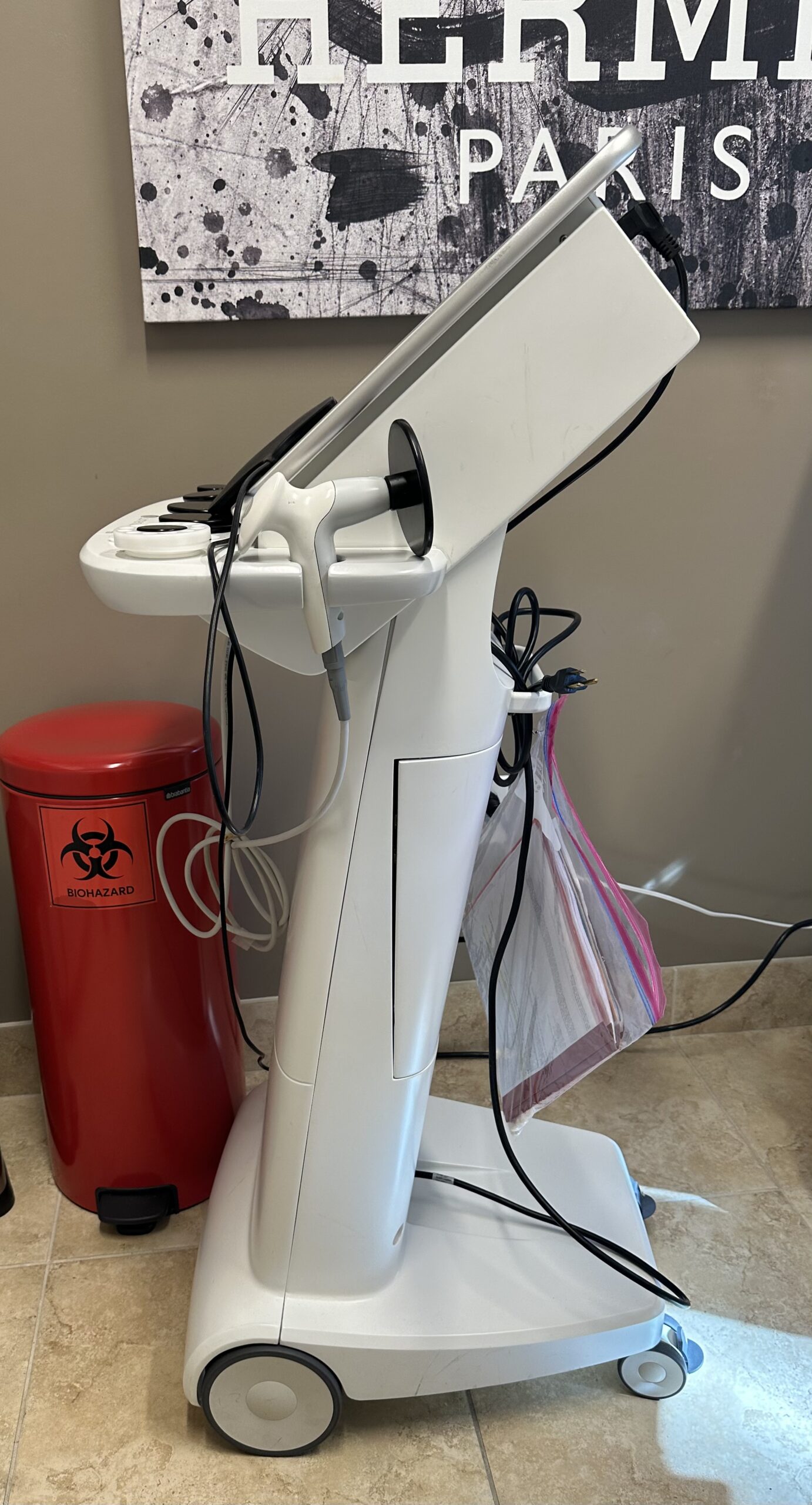 2019 Lumenis NuEra Tight 1.1 - Radio Frequency Skin Tightening, Winkle Reduction, Cellulite Reduction, & Fat Reduction - w/ (3) Handpieces: Large, Small & BiPolar - Includes Warranty & Free Shipping (km/sof)x - Image 4