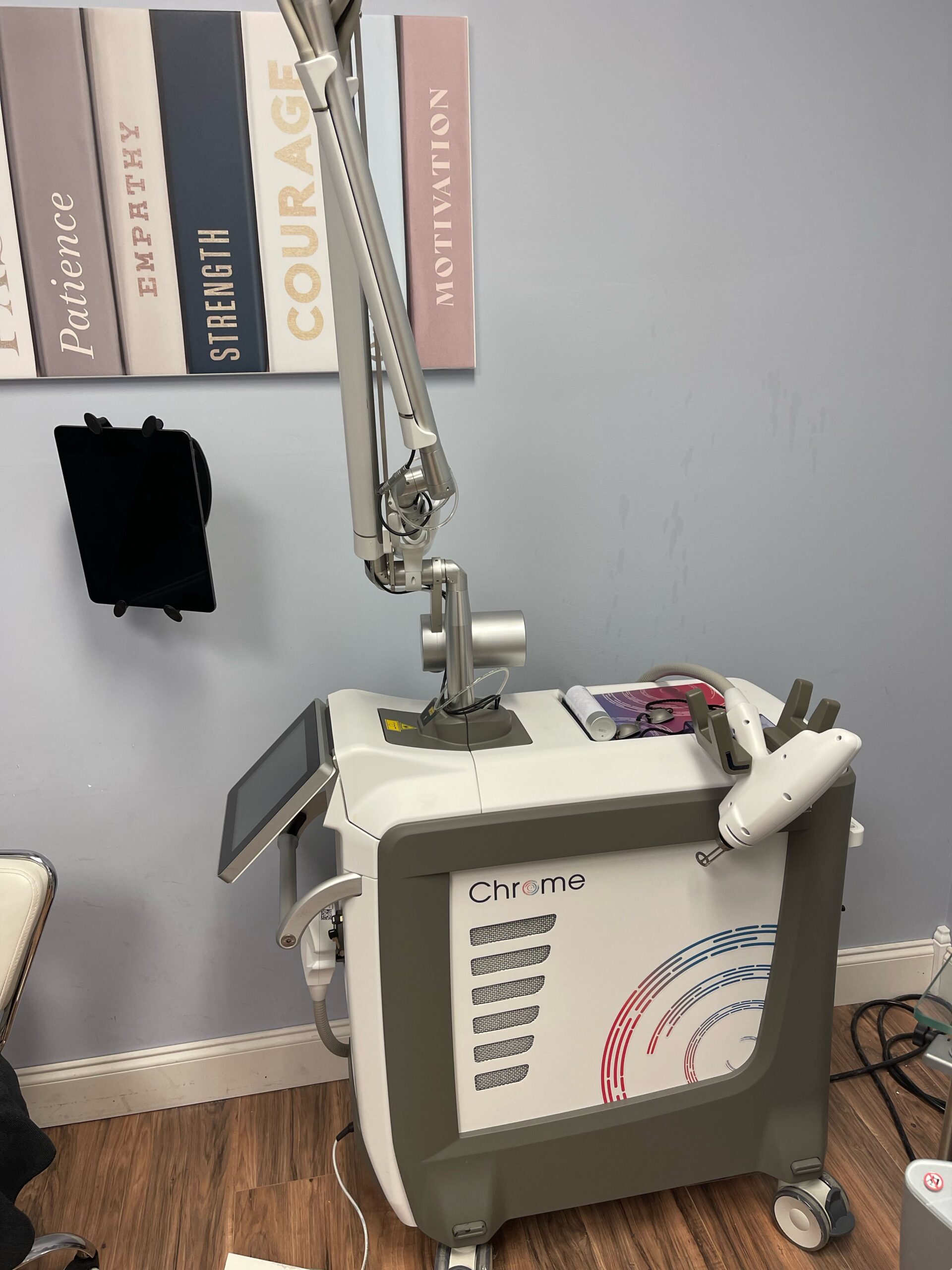 2021 Quanta Chrome with Optizoom, NaturaPeel, Microbeam HC & Microbeam DF - Q-Switched Nd Yag Handpieces, & Twain 2940nm Handpiece - Free Installation, Shipping & Warranty (km/kel)x - Image 6
