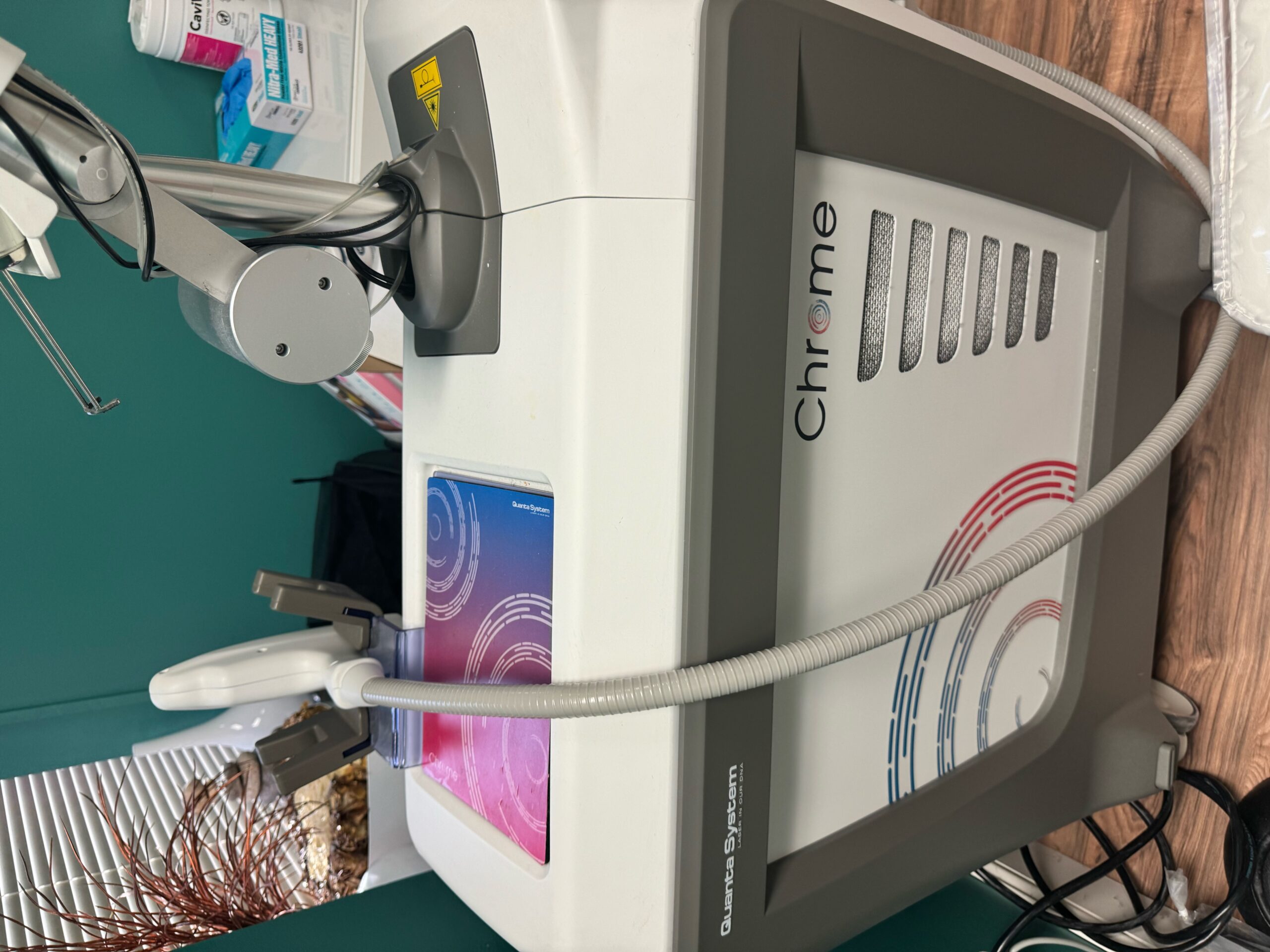 2021 Quanta Chrome with Optizoom, NaturaPeel, Microbeam HC & Microbeam DF - Q-Switched Nd Yag Handpieces, & Twain 2940nm Handpiece - Free Installation, Shipping & Warranty (km/kel)x - Image 4