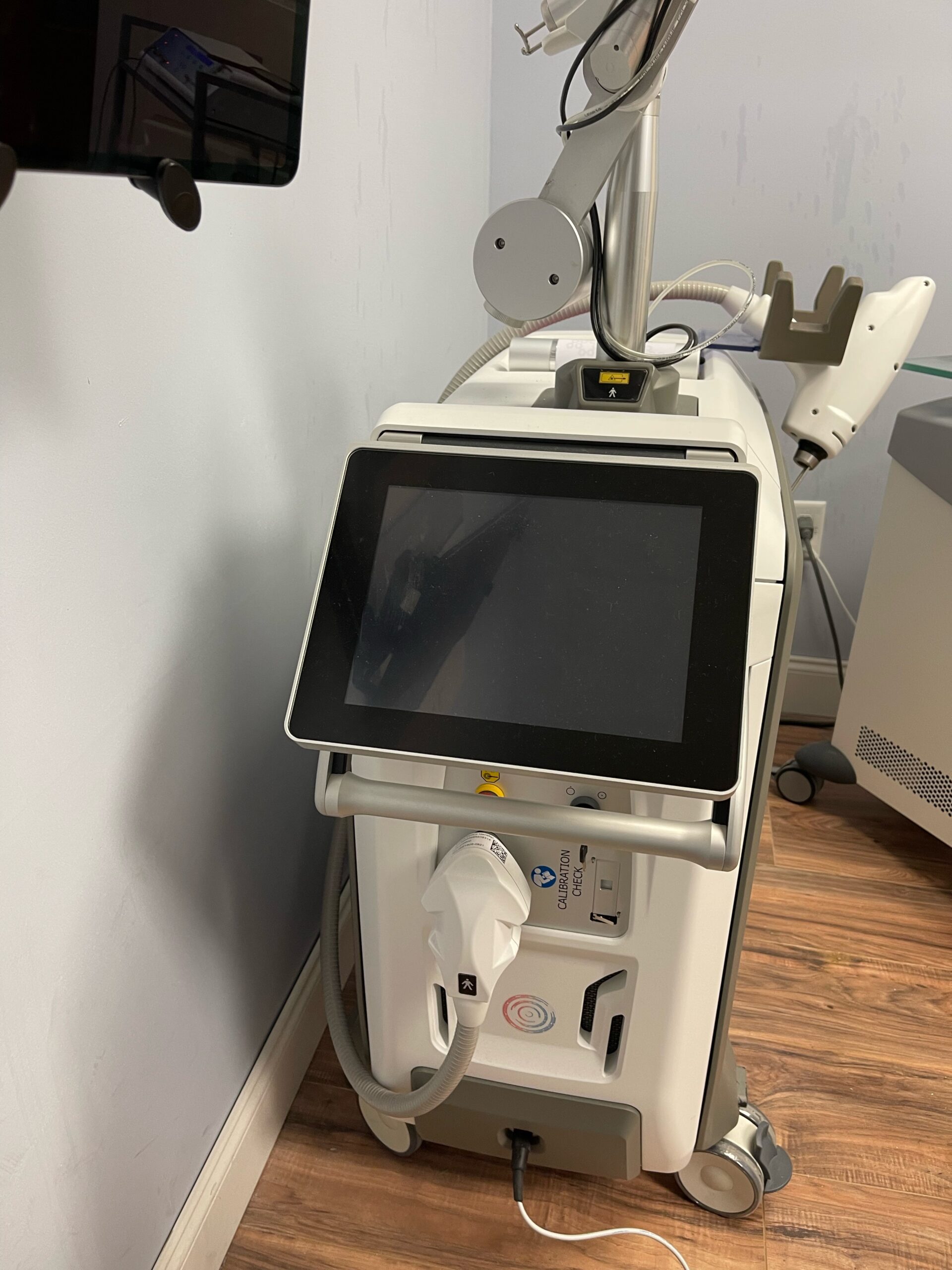 2021 Quanta Chrome with Optizoom, NaturaPeel, Microbeam HC & Microbeam DF - Q-Switched Nd Yag Handpieces, & Twain 2940nm Handpiece - Free Installation, Shipping & Warranty (km/kel)x - Image 2