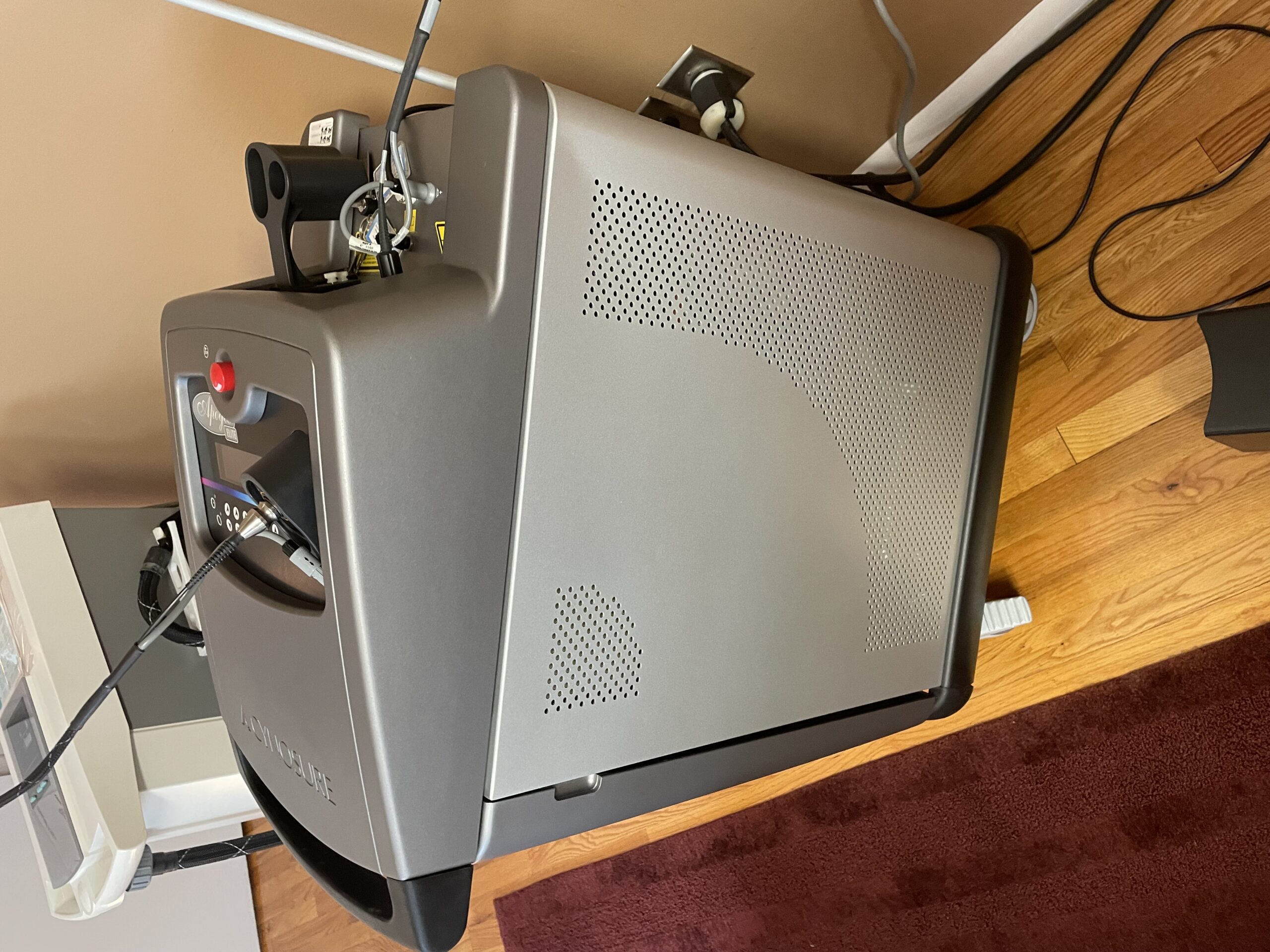 2006 Cynosure Apogee Elite ELMD Alex 755nm & Yag 1064nm - CERTIFIED TO BE FULLY FUNCTIONAL - VERY LOW PULSE COUNTS - Includes Cynosure SYNERCOOL CHILLER - Hair Removal, Vein, Pigment, & Skin Rejuvenation - Includes Free Shipping & Warranty (km/rus)s - Image 2