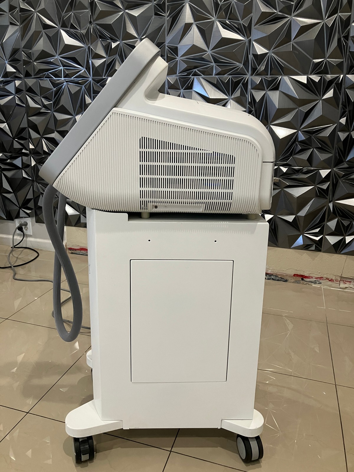 2017 Lumenis Lightsheer Desire with HS & XC Handpieces - 805nm Diode - For All Skin Types - Hair Removal, Pigment, Vein, Wrinkles - LOW PULSES - Free Shipping & 90 Day Warranty (km/jg-vw)s - Image 3