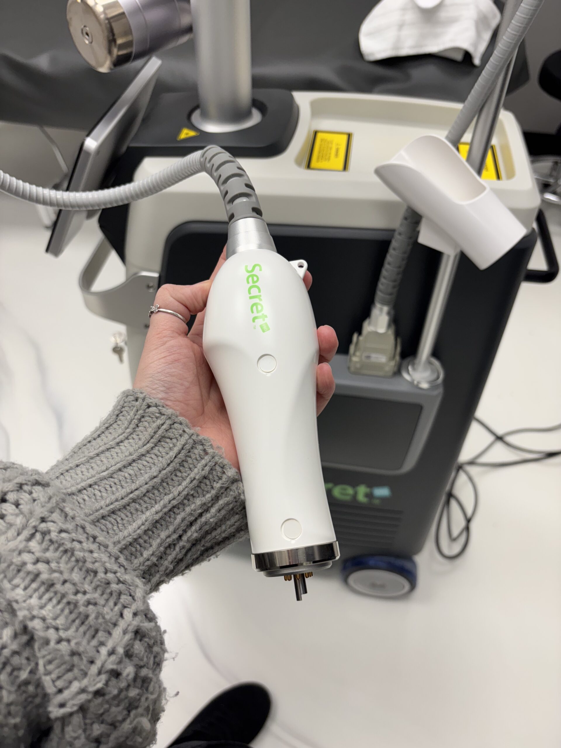2021 Cutera Secret PRO - Co2 Fractional & RF Microneedling System - Co2 Fractional Handpiece, & Radio Frequency with 25-Pin/60 Pin Handpiece - CONSUMABLE PURCHASING SUPPORT INCLUDED - Only 33 Hours of Use - Free Shipping & Warranty (km/tru) - Image 10