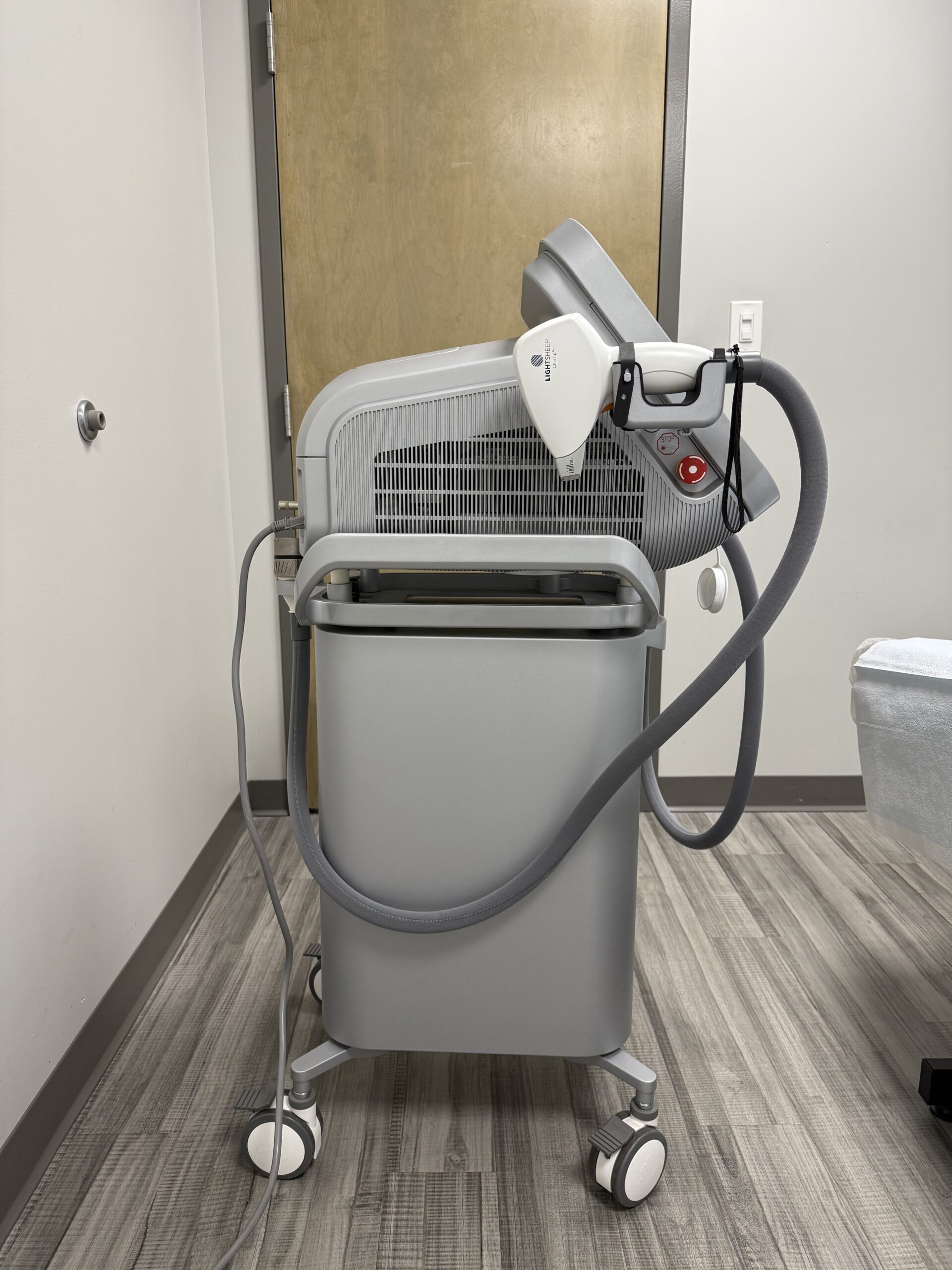 2022 Lumenis Lightsheer Quattro with (4) Handpieces with Low Pulses for Diode Hair Removal, Pigment, Vascular, Wrinkles, 4 Handpieces – HS 805 nm, HS 1060 nm with 22 x 35 mm Spot Sizes, XC 805 12x12mm, ET 1060 9x9mm Spot Sizes - Free Shipping & Warranty (jp/jus)x - Image 3