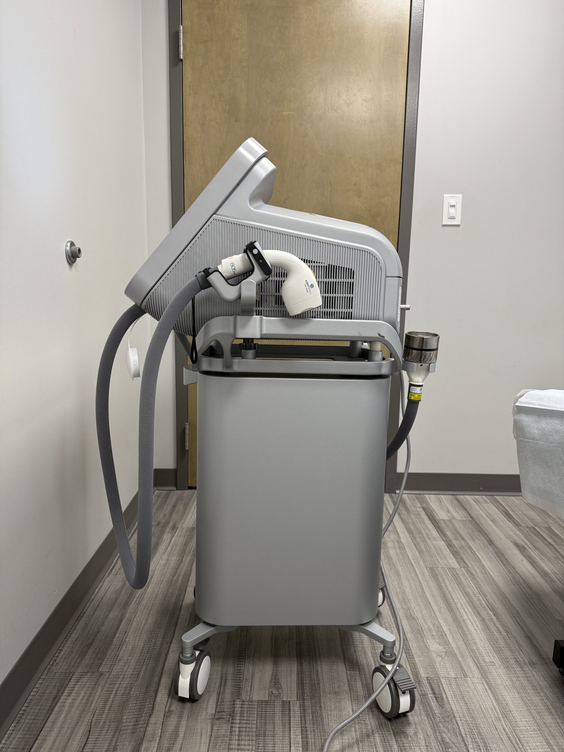 2022 Lumenis Lightsheer Quattro with (4) Handpieces with Low Pulses for Diode Hair Removal, Pigment, Vascular, Wrinkles, 4 Handpieces – HS 805 nm, HS 1060 nm with 22 x 35 mm Spot Sizes, XC 805 12x12mm, ET 1060 9x9mm Spot Sizes - Free Shipping & Warranty (jp/jus)x - Image 4