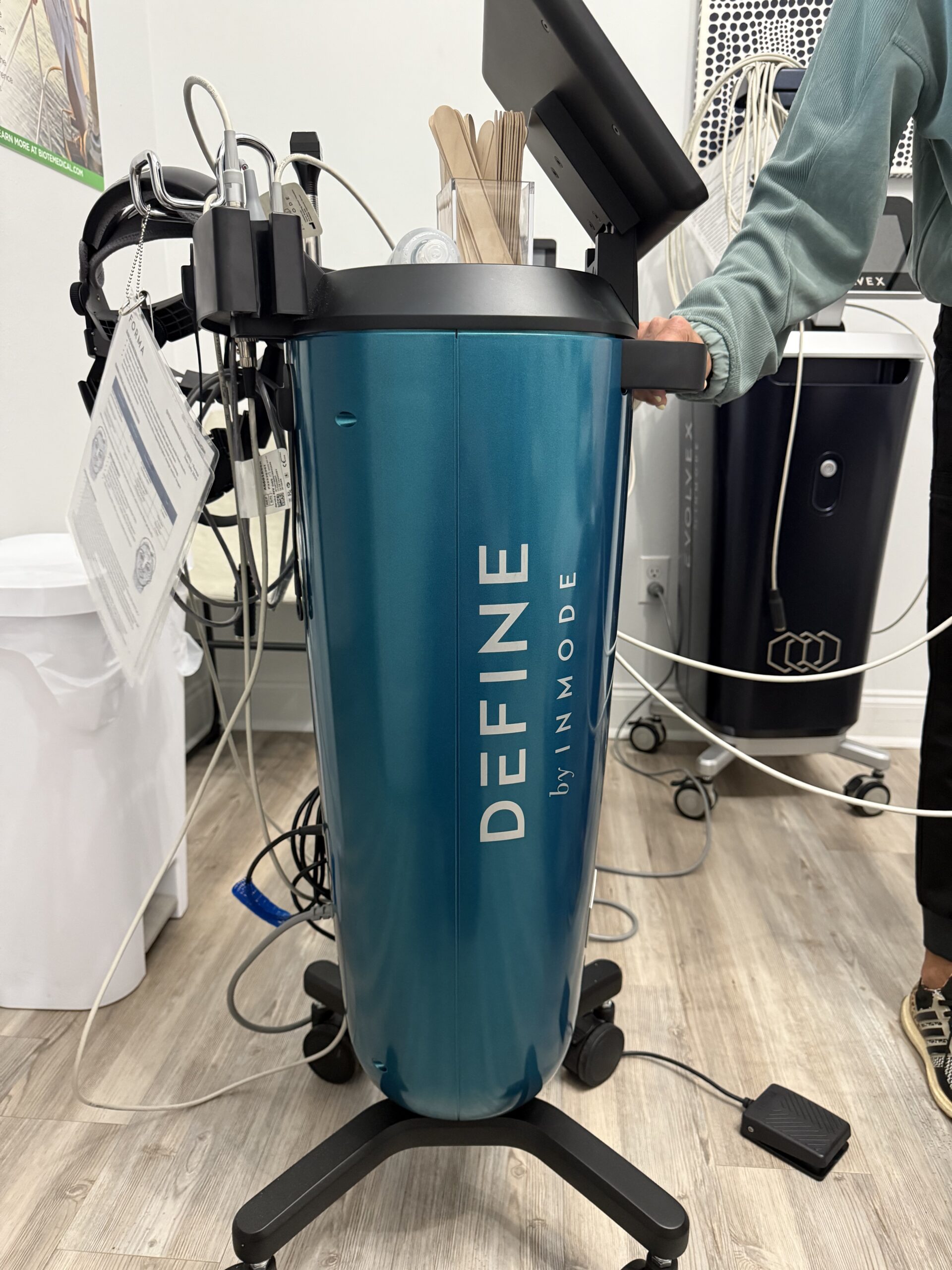2023 Inmode DEFINE -(4) Applicators - (1) Hands Free Define Cheek & (1) Define Chin, & (1) Forma Face Handpiece, (1) Morpheus8 Face Handpiece - Only Used 5x for Training - Perfect Condition - INCLUDES MANUFACTURER WARRANTY & CONSUMABLE SUPPORT - Free Shipping & Warranty (km/rey-ve)s - Image 3