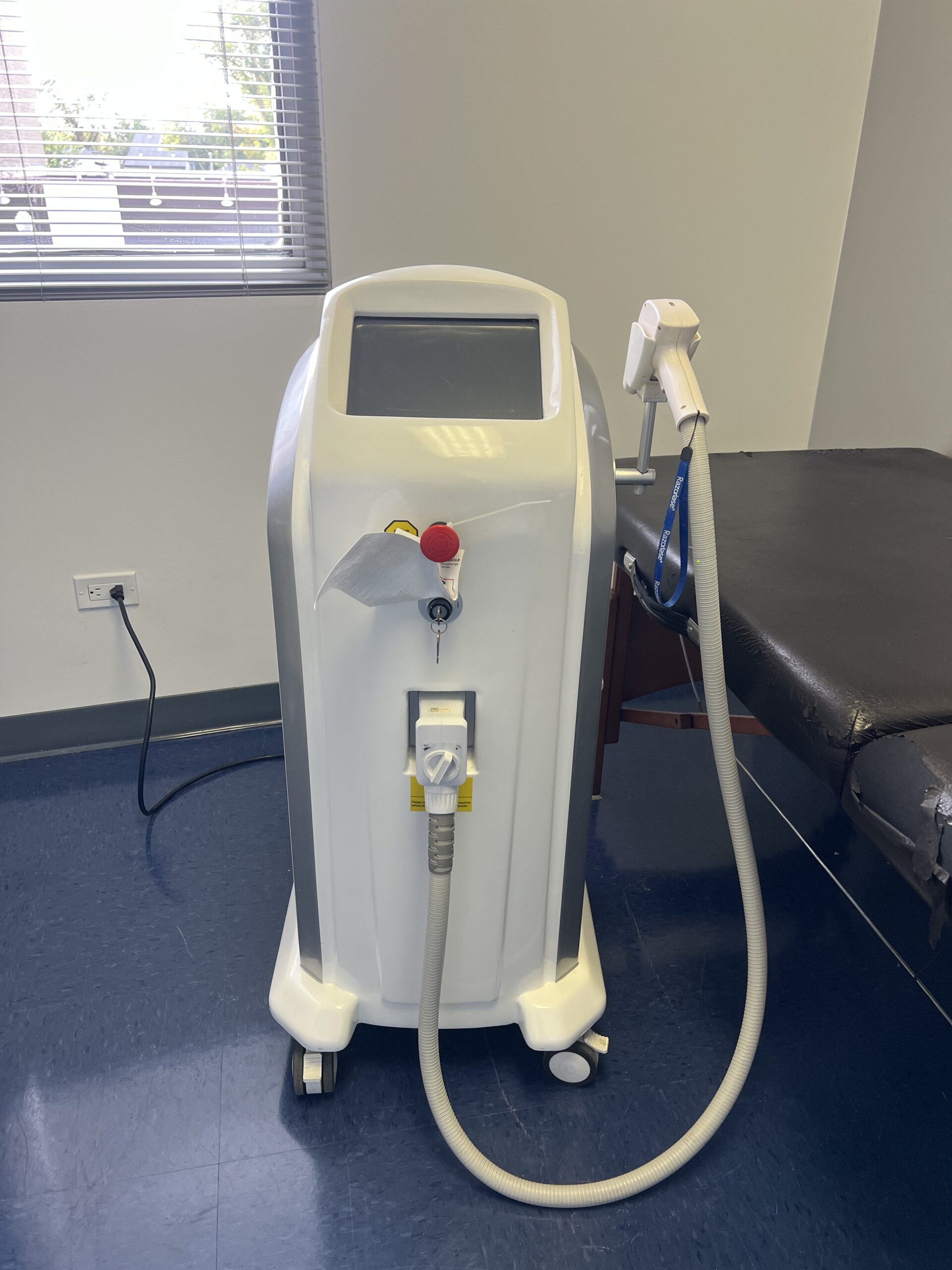 2022 Sincoheren Razorlase Multi-Wavelength 755nm Alexandrite (Skin Types I–III), 808nm Diode (Skin Types I–V) & 1064nm Diode (Skin Types IV–VI) Diode Laser for Hair Removal - NO CONSUMABLES REQUIRED - Free Shipping & Warranty Included (jp/mor) - Image 2