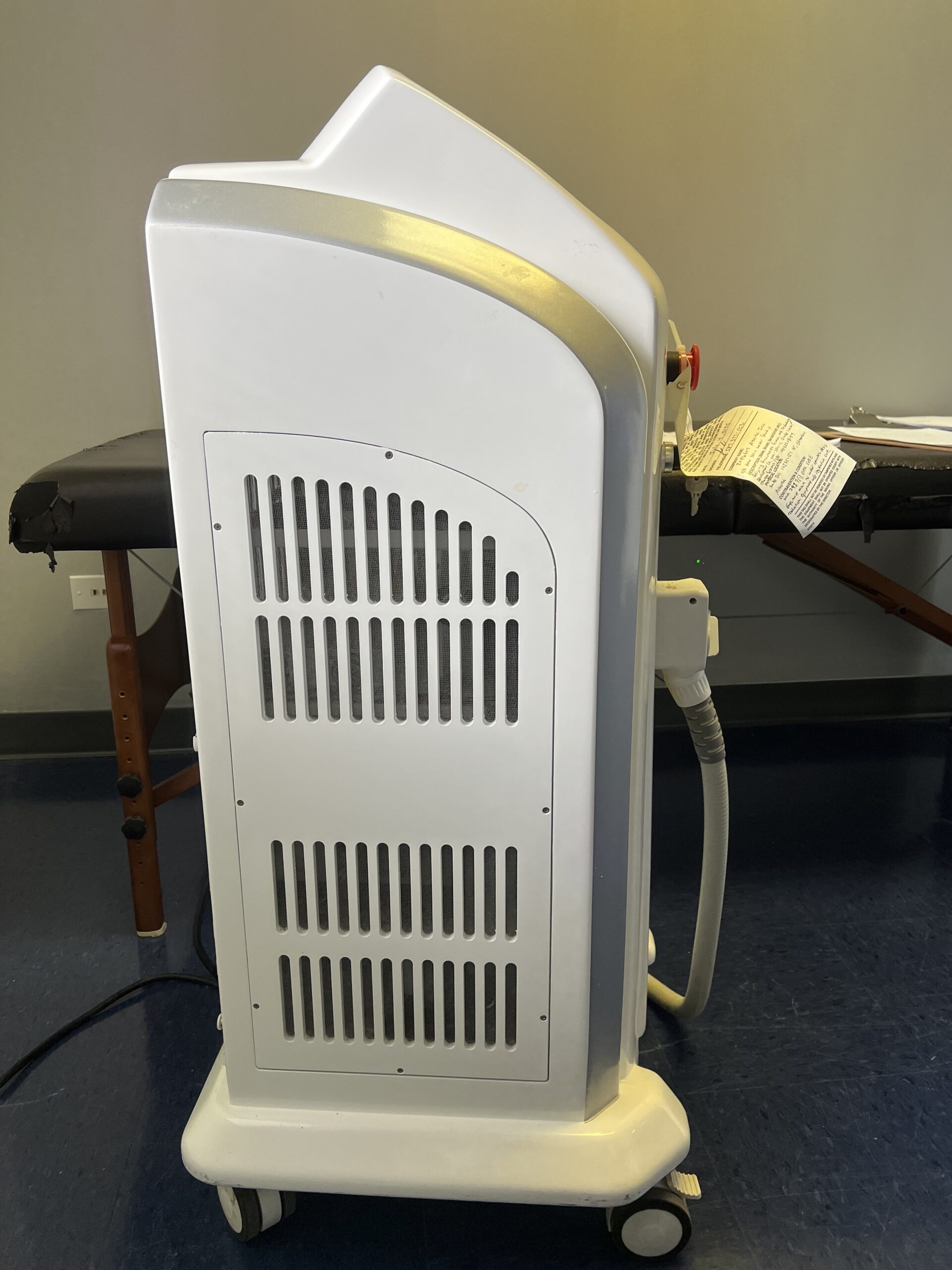2022 Sincoheren Razorlase Multi-Wavelength 755nm Alexandrite (Skin Types I–III), 808nm Diode (Skin Types I–V) & 1064nm Diode (Skin Types IV–VI) Diode Laser for Hair Removal - NO CONSUMABLES REQUIRED - Free Shipping & Warranty Included (jp/mor) - Image 3