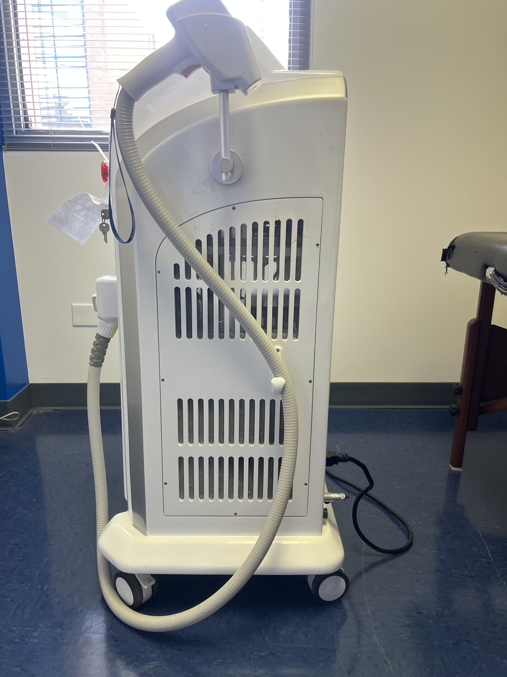 2022 Sincoheren Razorlase Multi-Wavelength 755nm Alexandrite (Skin Types I–III), 808nm Diode (Skin Types I–V) & 1064nm Diode (Skin Types IV–VI) Diode Laser for Hair Removal - NO CONSUMABLES REQUIRED - Free Shipping & Warranty Included (jp/mor) - Image 4