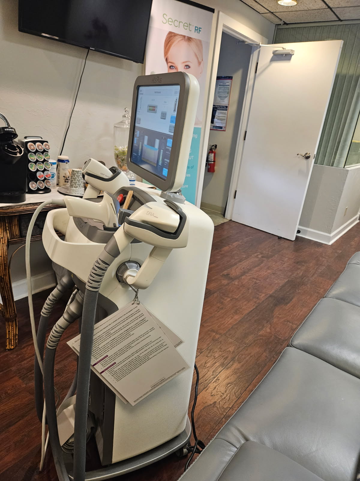 2018 Candela Elos Plus For Sale | 3 Handpieces & Warranty - Image 2