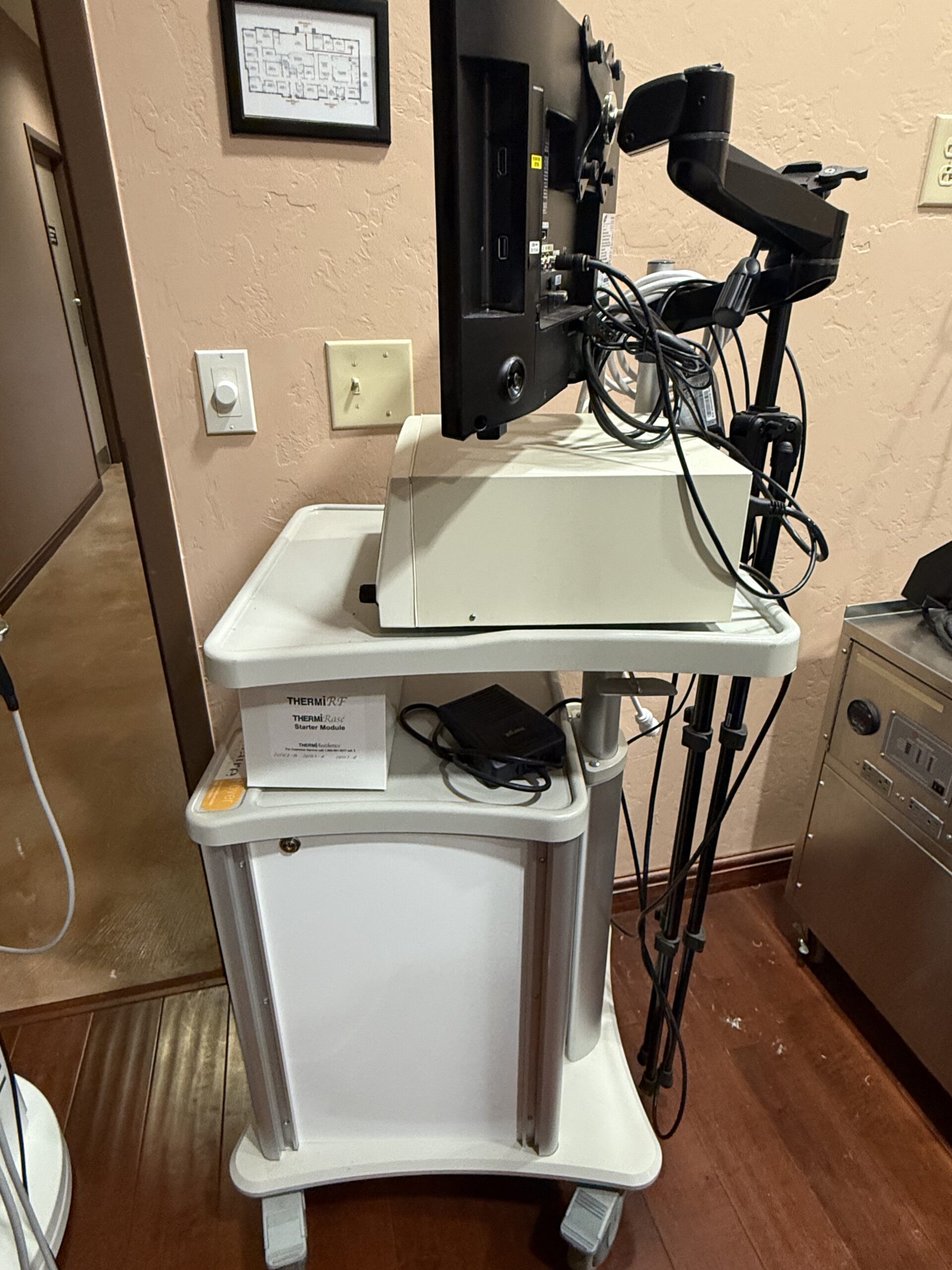 2014 Thermi Aesthetics ThermiRF with ThermiTight, ThermiSmooth & Real Time Temperature Monitoring - for Skin Tightening and Wrinkle Reduction - Free Shipping & Warranty - (km/alv) - Image 4