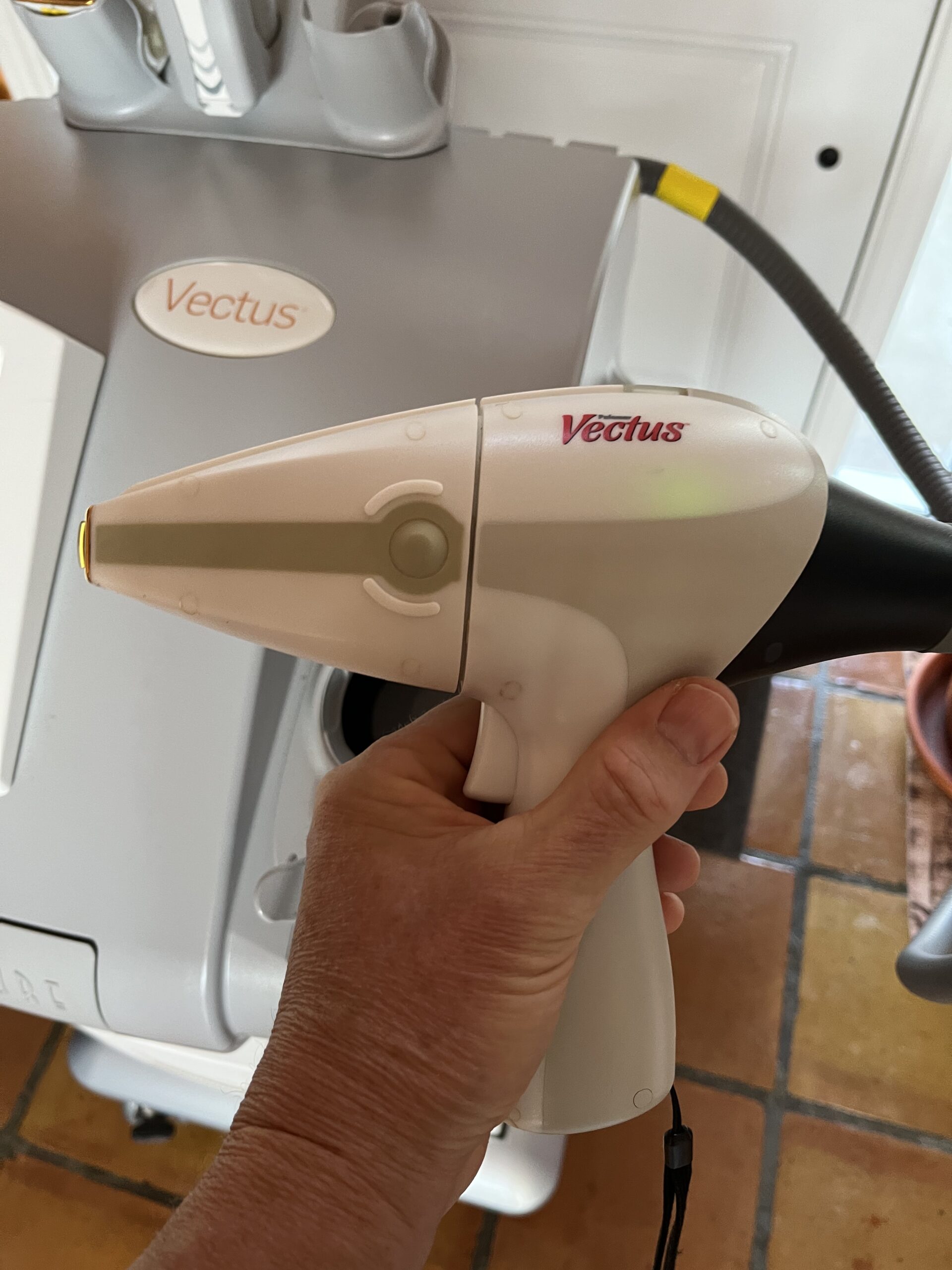 Vectus 2022 handpiece right side view
