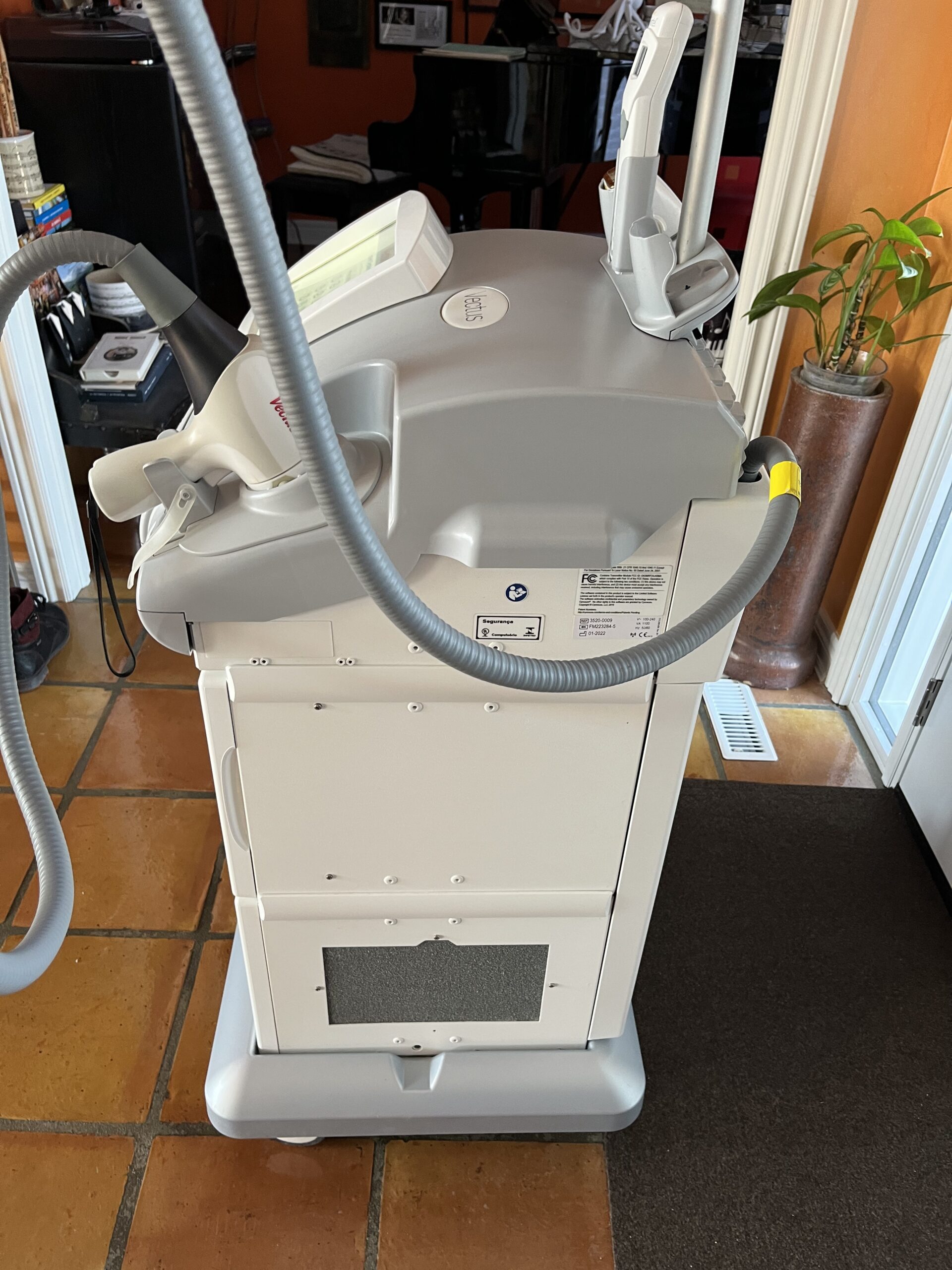 2022 Cynosure Vectus left side view
