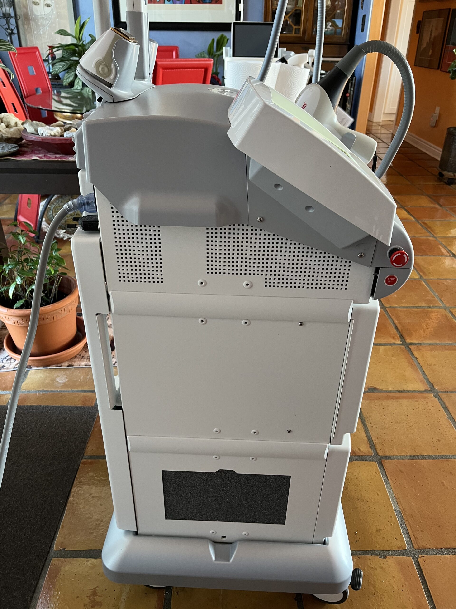 2022 Cynosure Vectus right side view