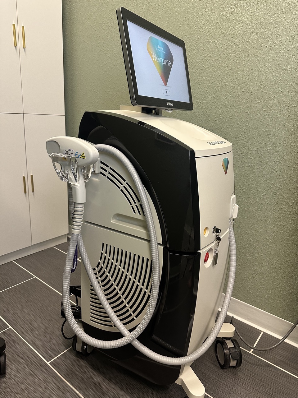 2023 Alma Harmony XL PRO For Sale w/ 3 Handpieces - Image 3